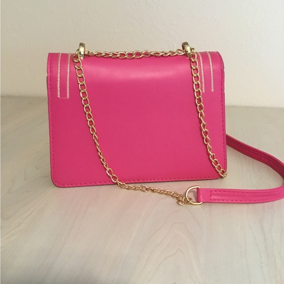 NWOT Adorable Barbie Pink Faux Leather Crossbody Bag Gold Chain & Bag Charm - Picture 4 of 9